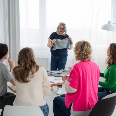 Endlich ein Oberteil, das (zu) mir passt am 25.04.26 mit Claudia Eisenkolb
