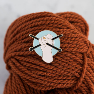K2TOG Club | Knitting Needles Pin - Blau
